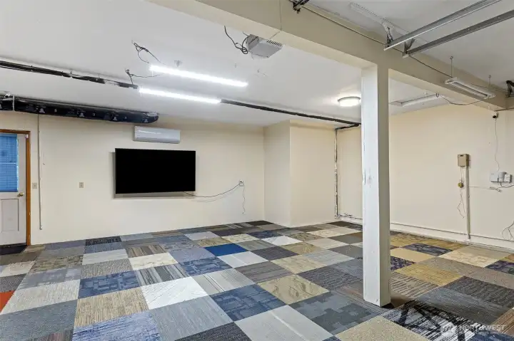 Garage with heating and cooling split AC