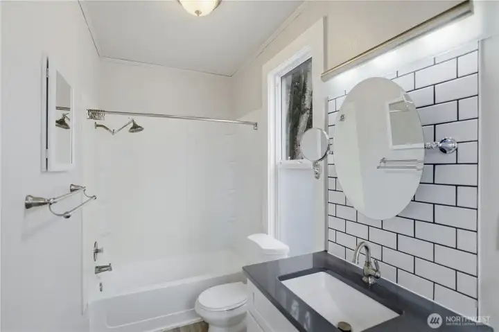Unit B Full Bathroom/