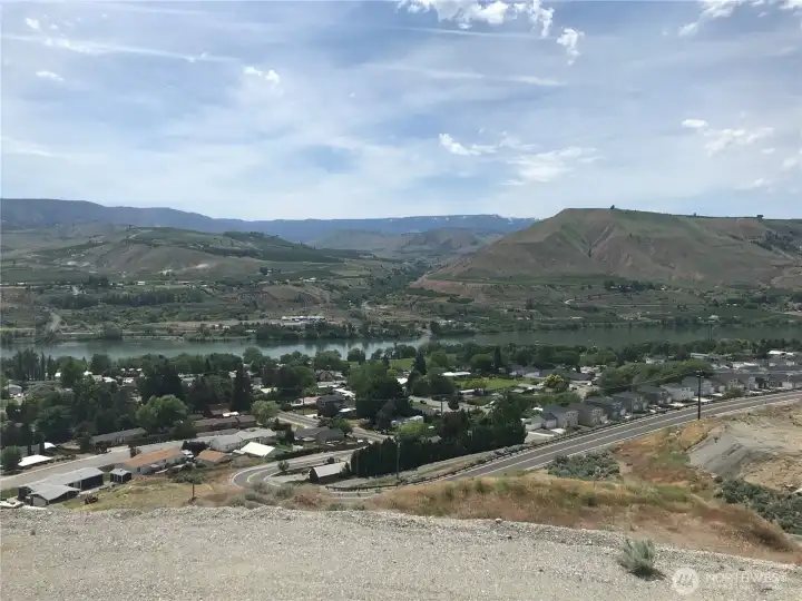 View looking across the Columbia River towards the Stemilt Basin