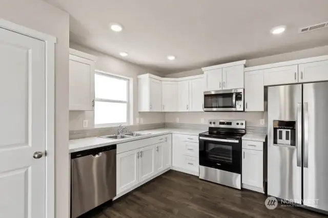 Spacious open kitchen!