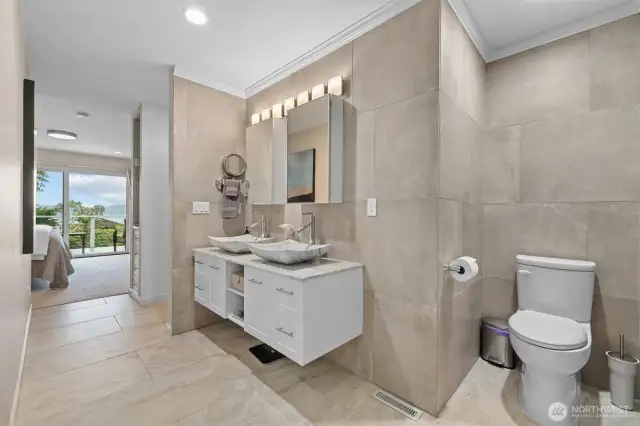 Spacious Ensuite w/Dual Vanity