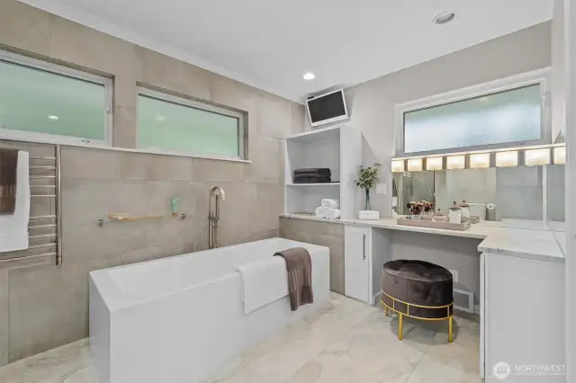 Deep Soaking Tub w/Makeup Area