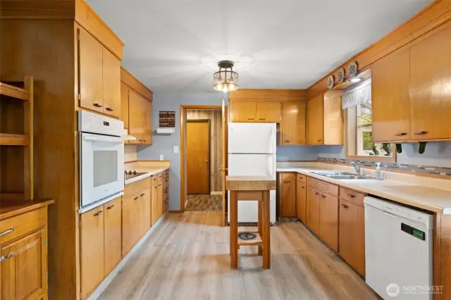 Lots of drawer and cabinet space!