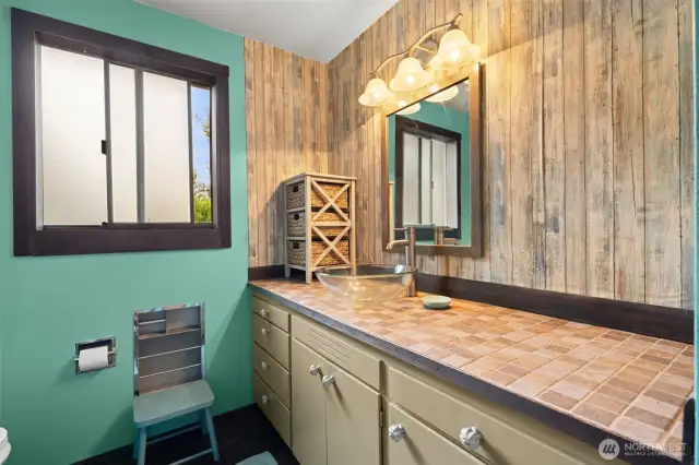 Updated full guest bathroom.