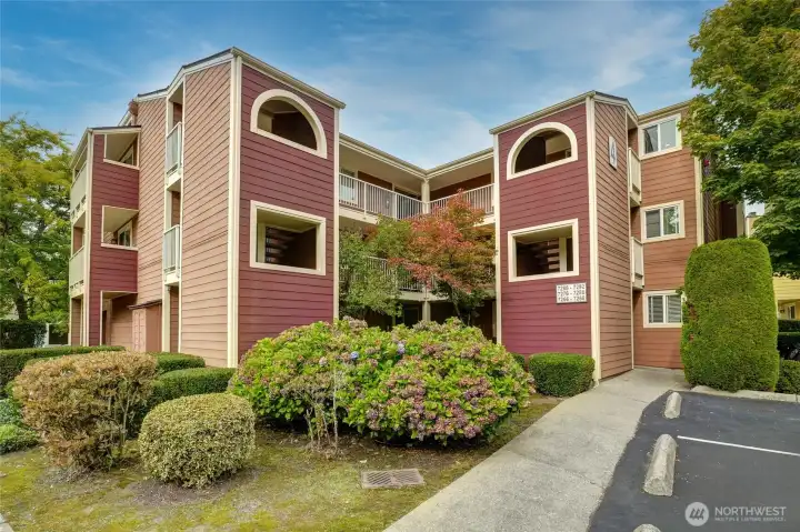Top floor, corner unit in sammamish Waterway