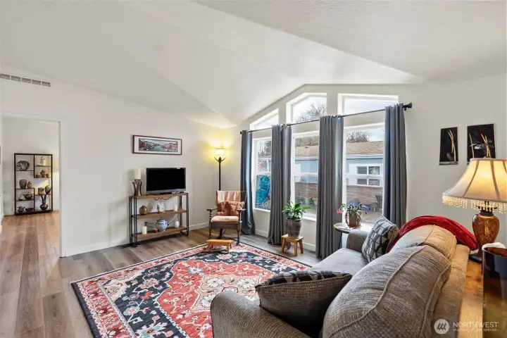 Step right into this inviting first living area! You'll immediately notice how light and airy it feels, combined with a wonderfully cozy atmosphere, making it the perfect spot to relax and unwind.