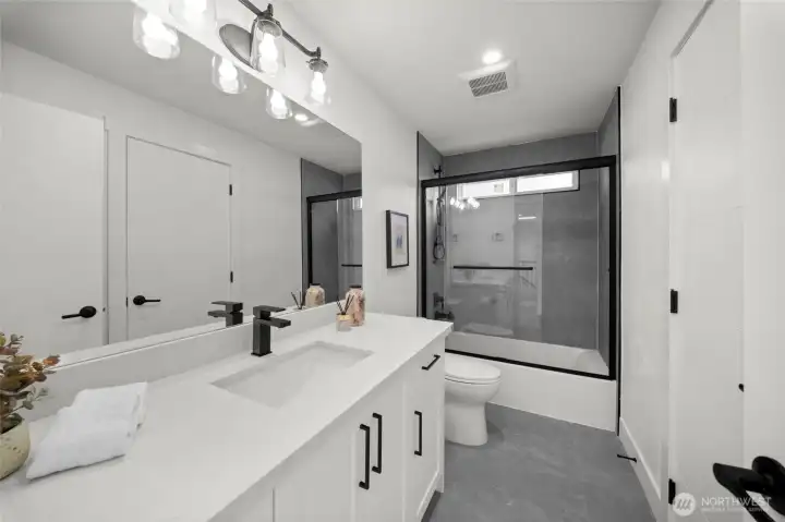 Full bathroom 4