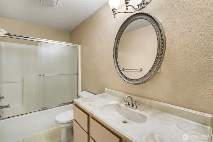 Kids/guest full bath.