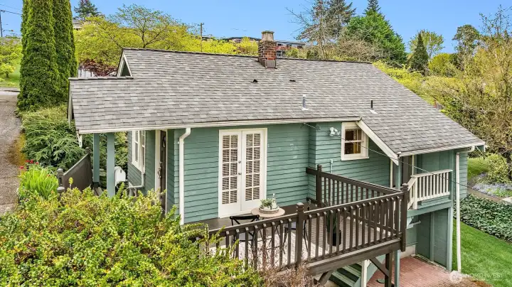 Sweetly perched in desirable Fairmount Park