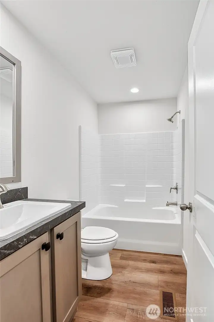 Full Guest Bathroom - Soaking Tub