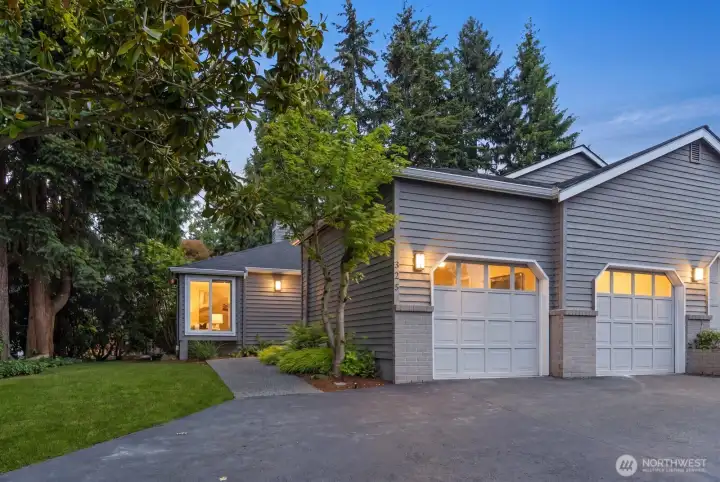 Lives like a single family home, this one level condo offers a rare opportunity to own your own space in the heart of Kirkland without the price tag! Just 2 blocks to the Waterfront and 5 blocks to Downtown!