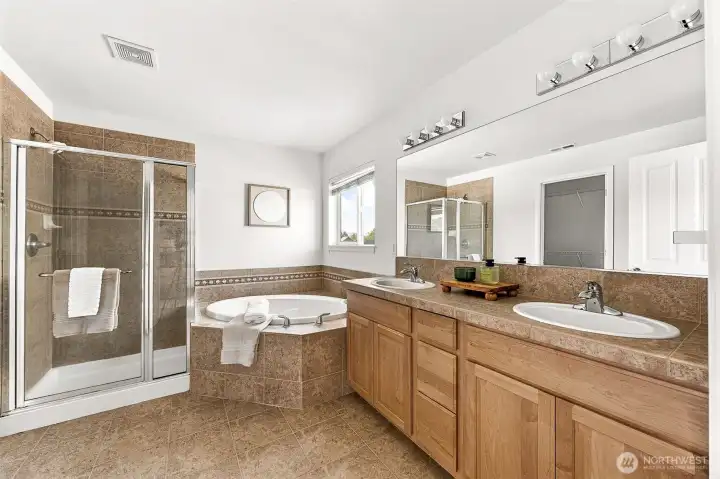 Large en-suite 5pc bathroom.