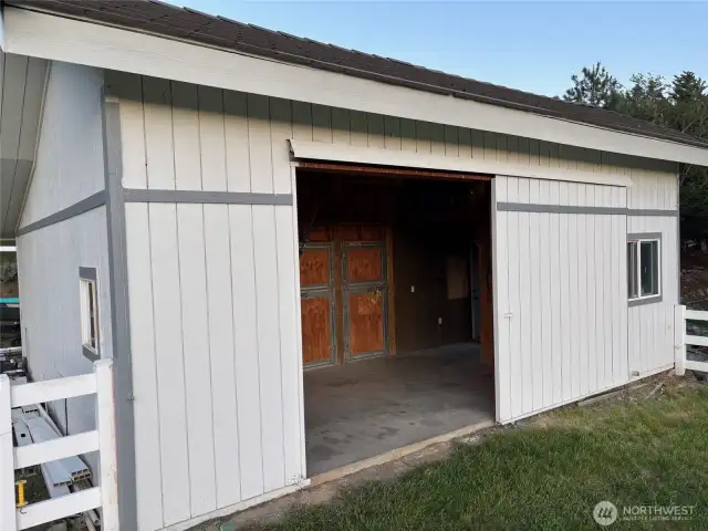 detached barn/shop space