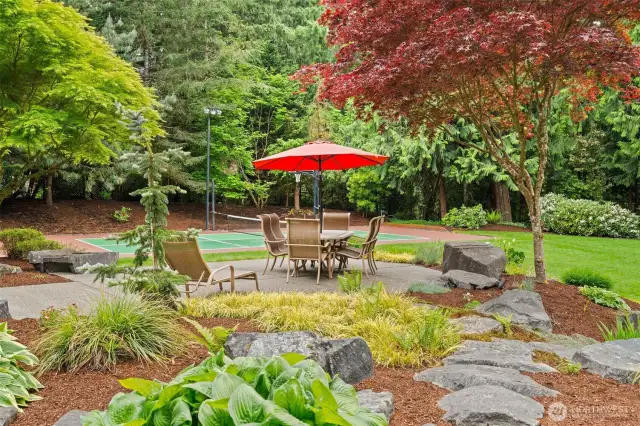 Well manicured backyard and extra patio space for all your outdoor dining!