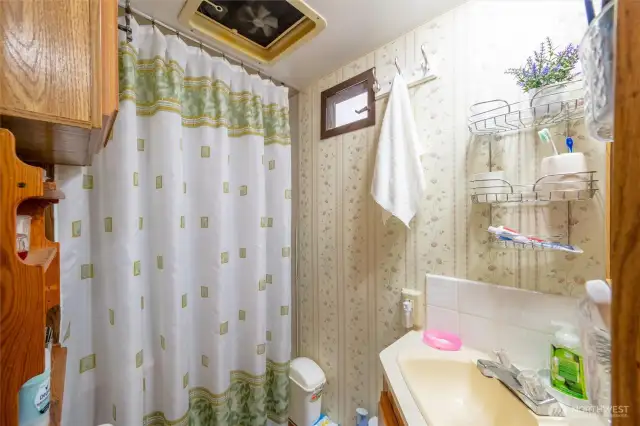 Small yet effective bathroom.