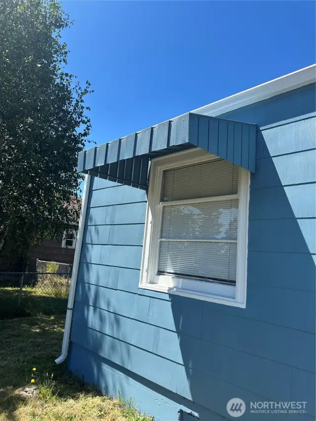 Side view with the awning
