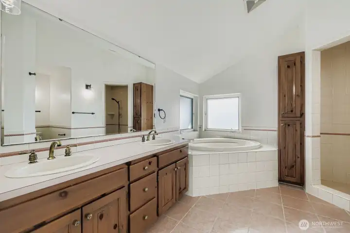 Primary en-suite bath with soaking tub and shower