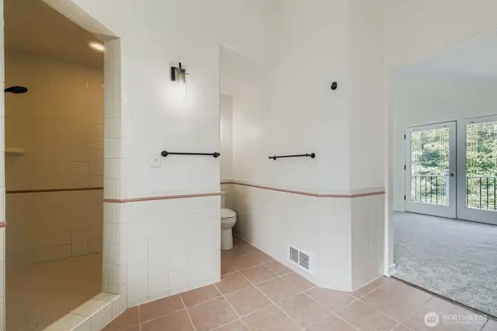 Primary en-sutie bath with soaking tub and shower