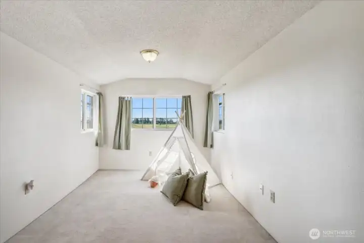 Landing area on upper floor between the two rooms
