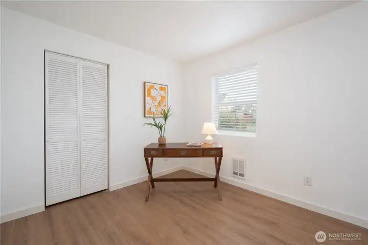 Secondary room, great for a second bedroom for office psace