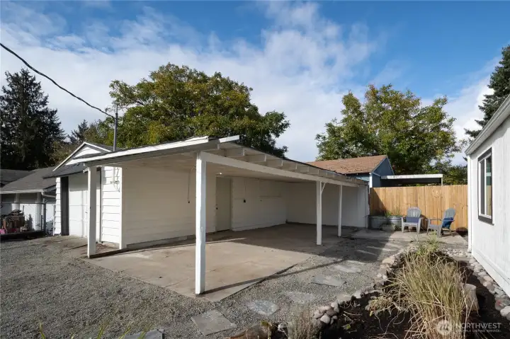 Large carport for car/boat parking!
