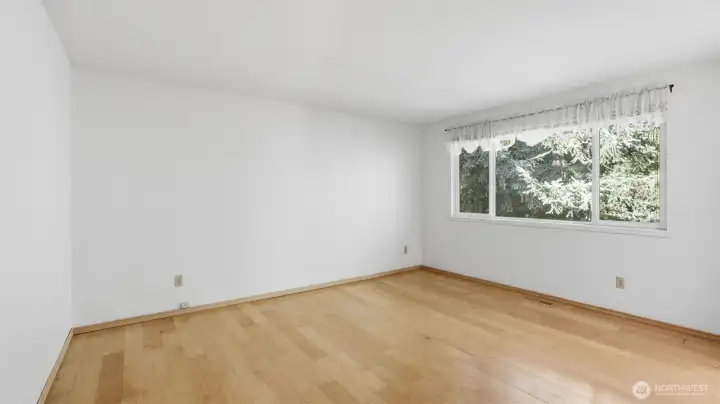 Another view of the primary without the virtual staging.