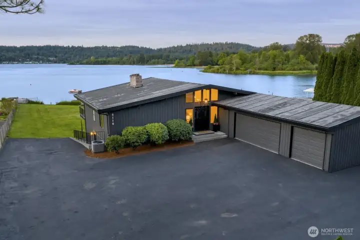 Huge driveway to park 20 cars, RV parking, boat storage, etc