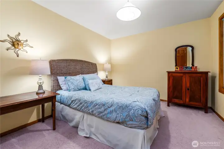 Office or bonus bedroom- no closet