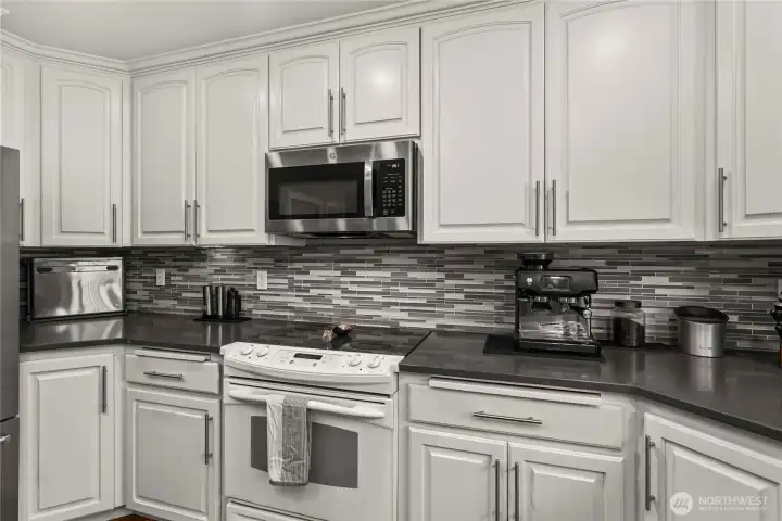 With an electric range, overhead microwave, and plenty of prep space, this kitchen is ready for everything from quick breakfasts to holiday meals.