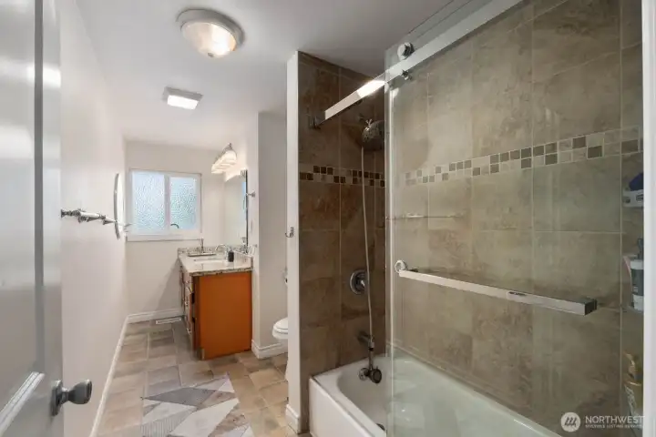 Upstairs main full bathroom