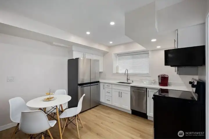 Downstairs Mother in law / ADU unit with separate entrance, full kitchen and eating area