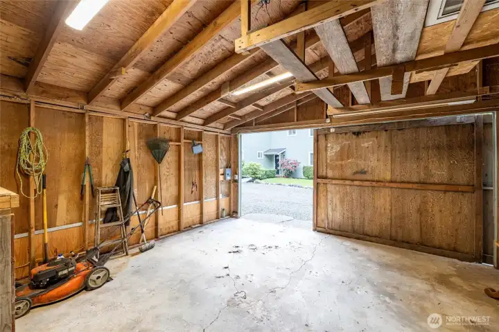 Flexible workshop and utility space with future potential
