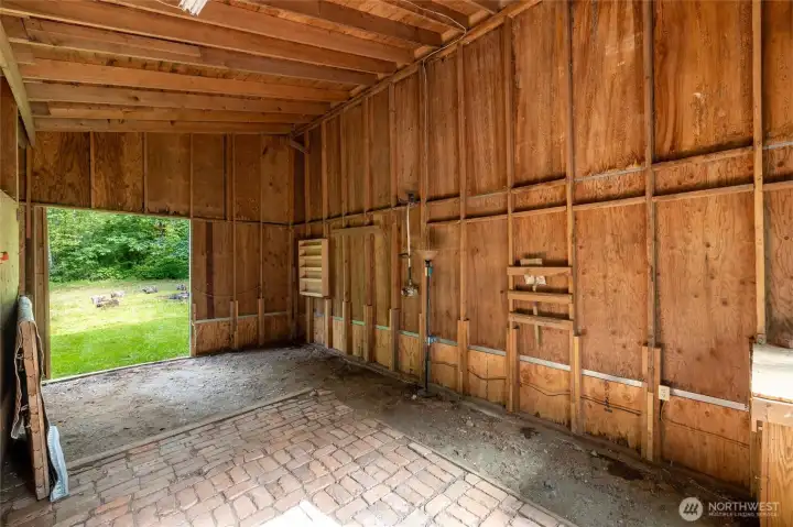 The Barn adds additional space adding flexibility and country lifestyle appeal