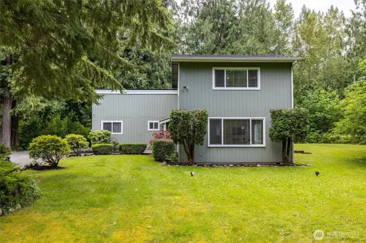 Quiet exterior setting surrounded by mature trees and natural surroundings
