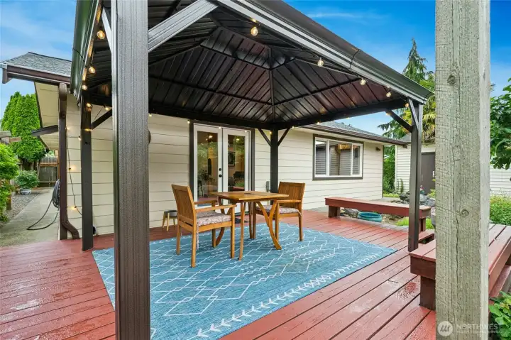 Three-season extended living. Three-season extended living.