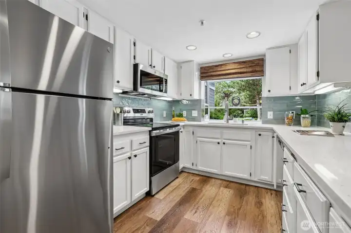 Freshly painted cabinets and ALL NEW APPLIANCES Freshly painted cabinets and ALL NEW APPLIANCES