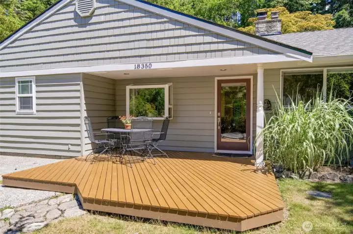 Welcome home to this beautifully remodeled rambler, where timeless curb appeal meets modern comfort. Welcome home to this beautifully remodeled rambler, where timeless curb appeal meets modern comfort.