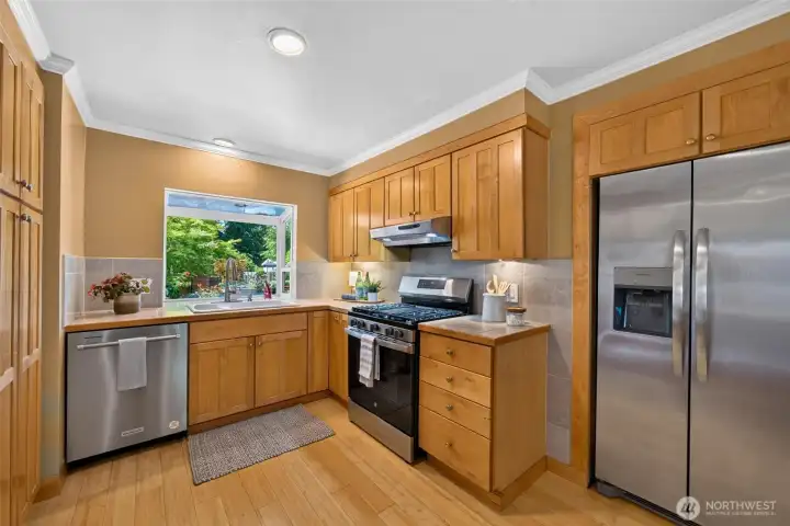 Abundant cabinetry provides plenty of storage to keep your kitchen organized and clutter-free. Abundant cabinetry provides plenty of storage to keep your kitchen organized and clutter-free.