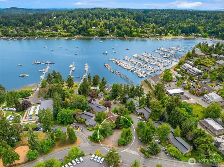 This aerial photo shows the close proximity to Waterfront Park and the Marina's. This aerial photo shows the close proximity to Waterfront Park and the Marina's.