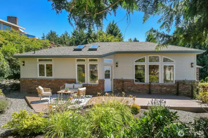 A great space to sit and enjoy the peaceful neighborhood and the spectacular views of the Mountains and Sound!