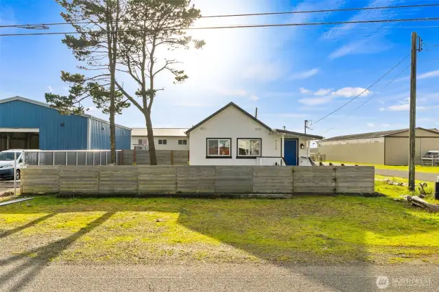 Sun shinning down on this adorable home.