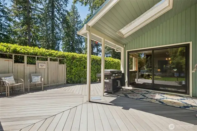 Large outdoor deck facing the lake is perfect for those summer parties.