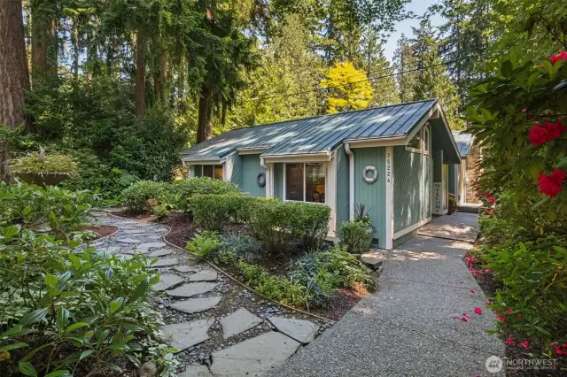 This 2 bed, 1.5 bath retreat features vaulted ceilings, rich hardwood floors, and abundant natural light.