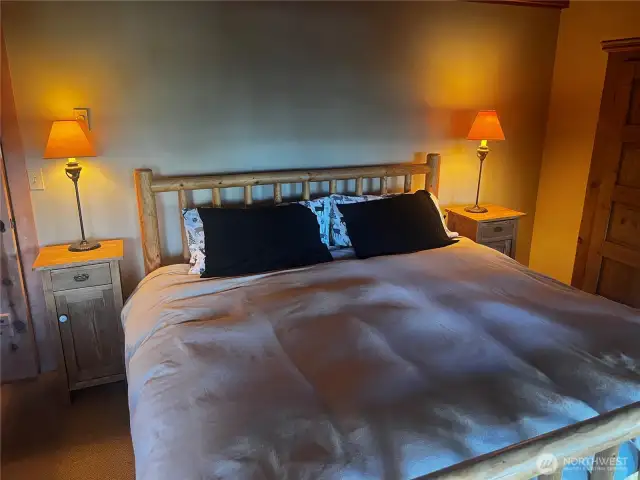 2nd bedroom with Queen