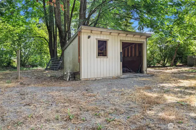 18'x12' loafing shed with gravel paddock area