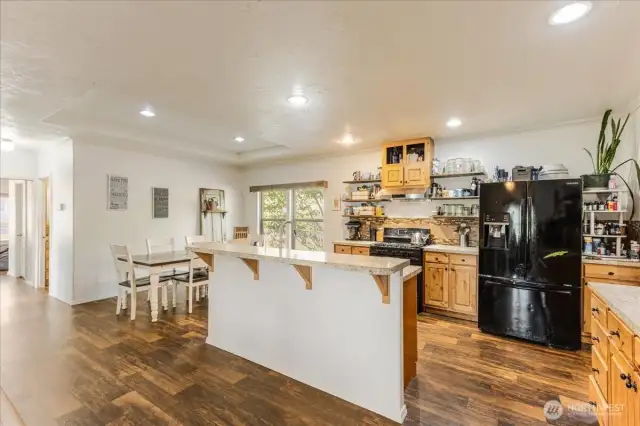 kitchen w/eat bar