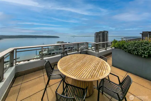 Imagine dinner here with this view!