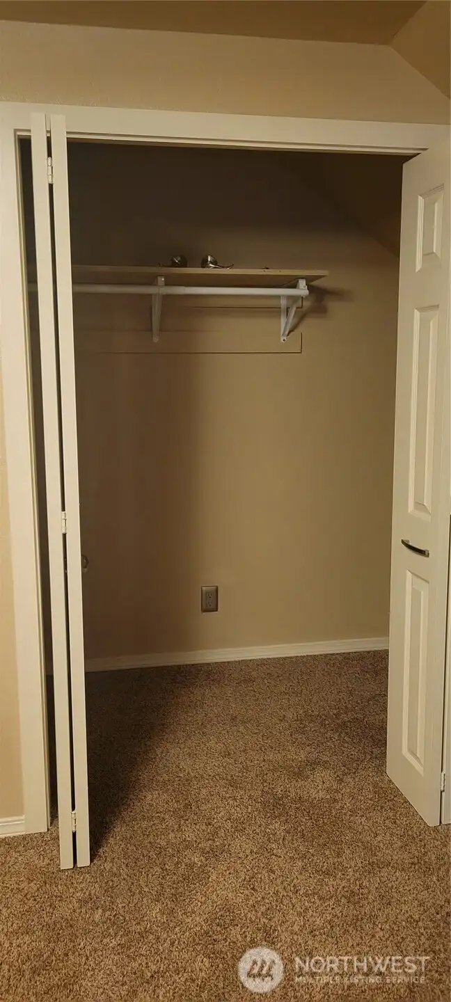 walk in closets in upstairs bedrooms