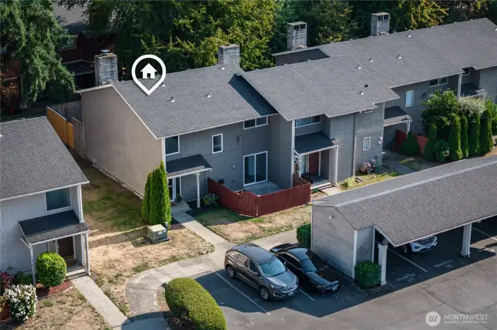 Welcome to 4250 Beckonridge Dr. W. in the desirable townhome community of Mirabeau!