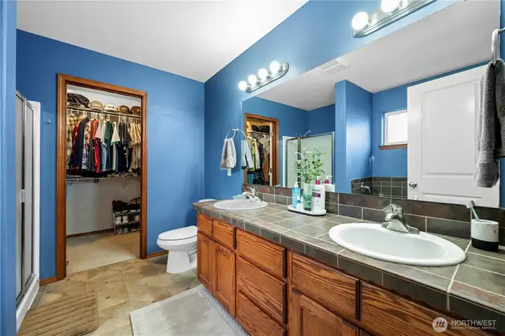 5 piece primary bathroom with walk in closet